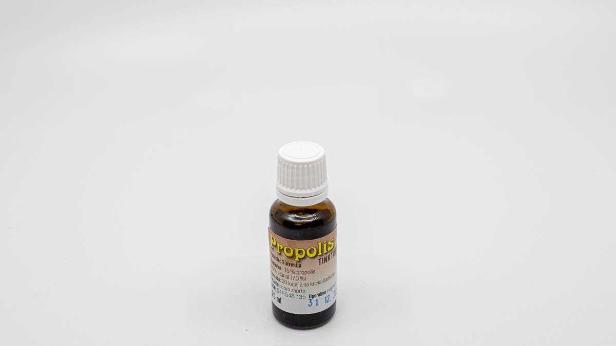 Propolis tinktura iz slovenskega čebelarstva – naravni antiseptik