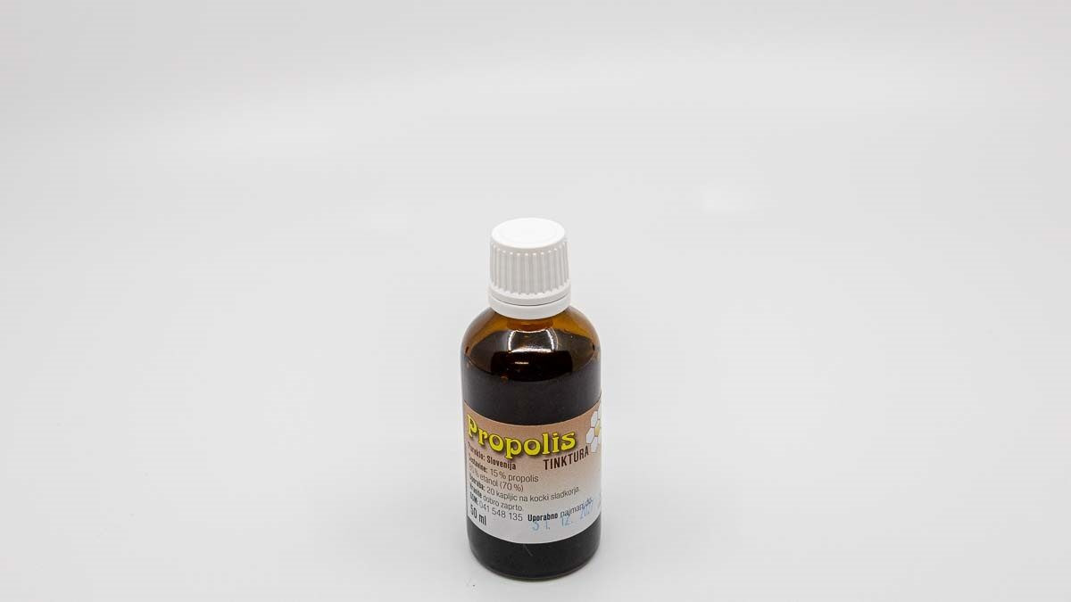 Propolis tinktura iz slovenskega čebelarstva – naravni antiseptik