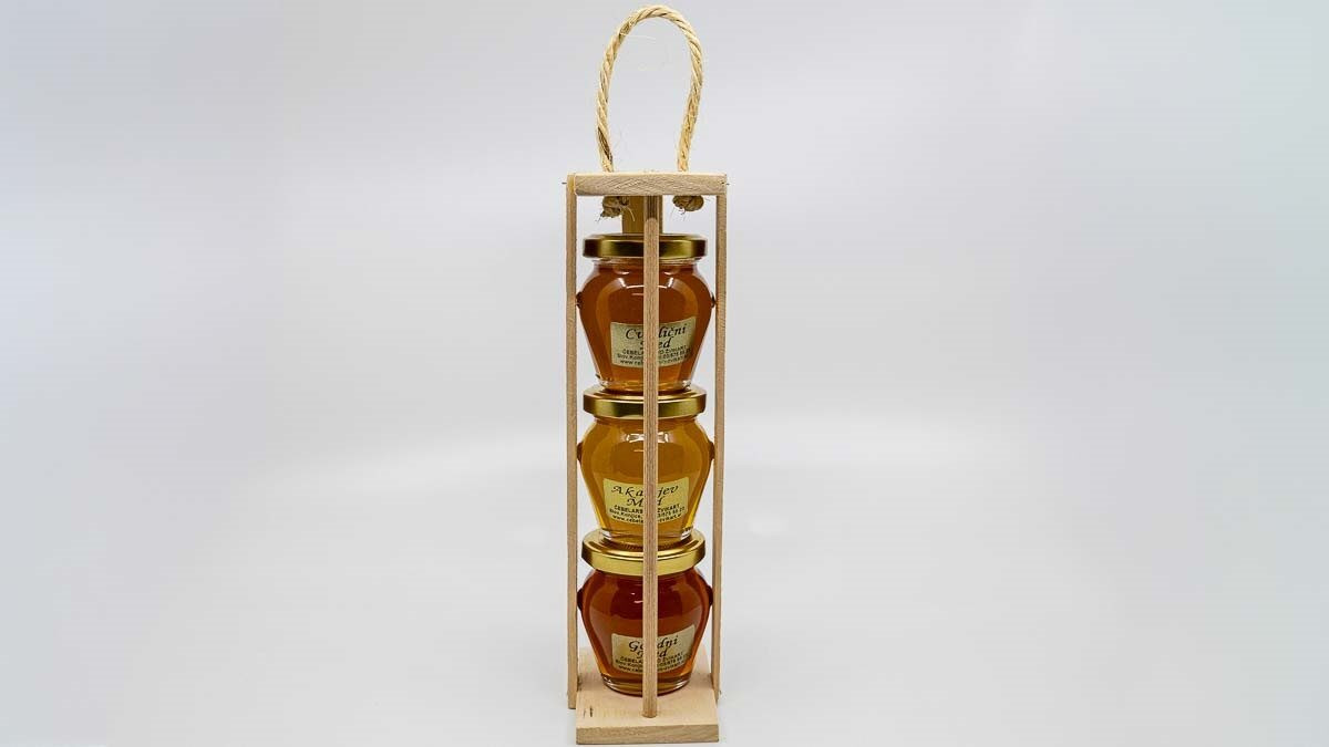 Darilni komplet med orčo v leseni nosilki – Žvikart