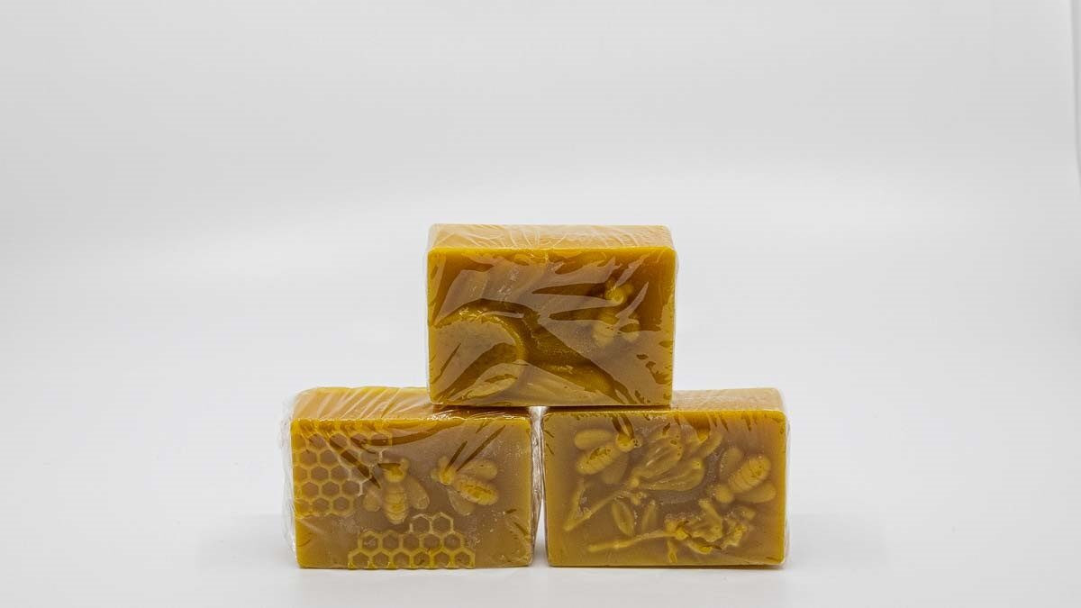 Naravni čebelji vosek iz slovenskega čebelarstva – Žvikart